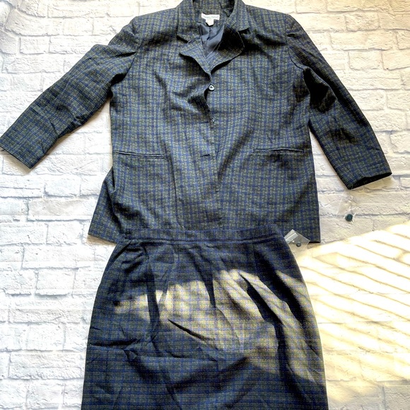 Stephanie Andrews Dresses & Skirts - 2 Piece Business Skirt Suit